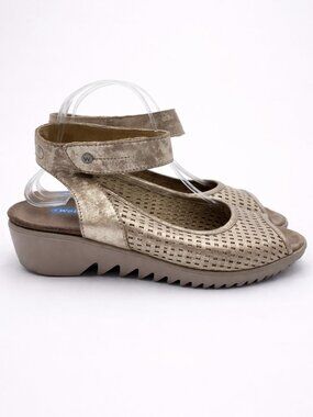 Wolky‎ Ankle Strap Sandals 39 Womens Low Wedge Metallic Gold